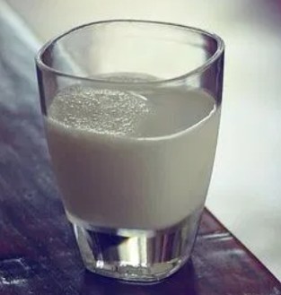Un vaso de leite