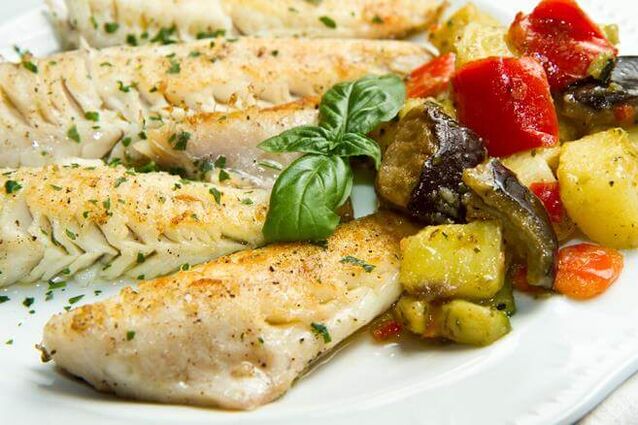 O menú semanal baixo en carbohidratos inclúe bacallau ao forno con berinjela e tomate. 